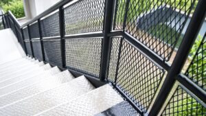 Railing tangga besi dengan powder coating hitam